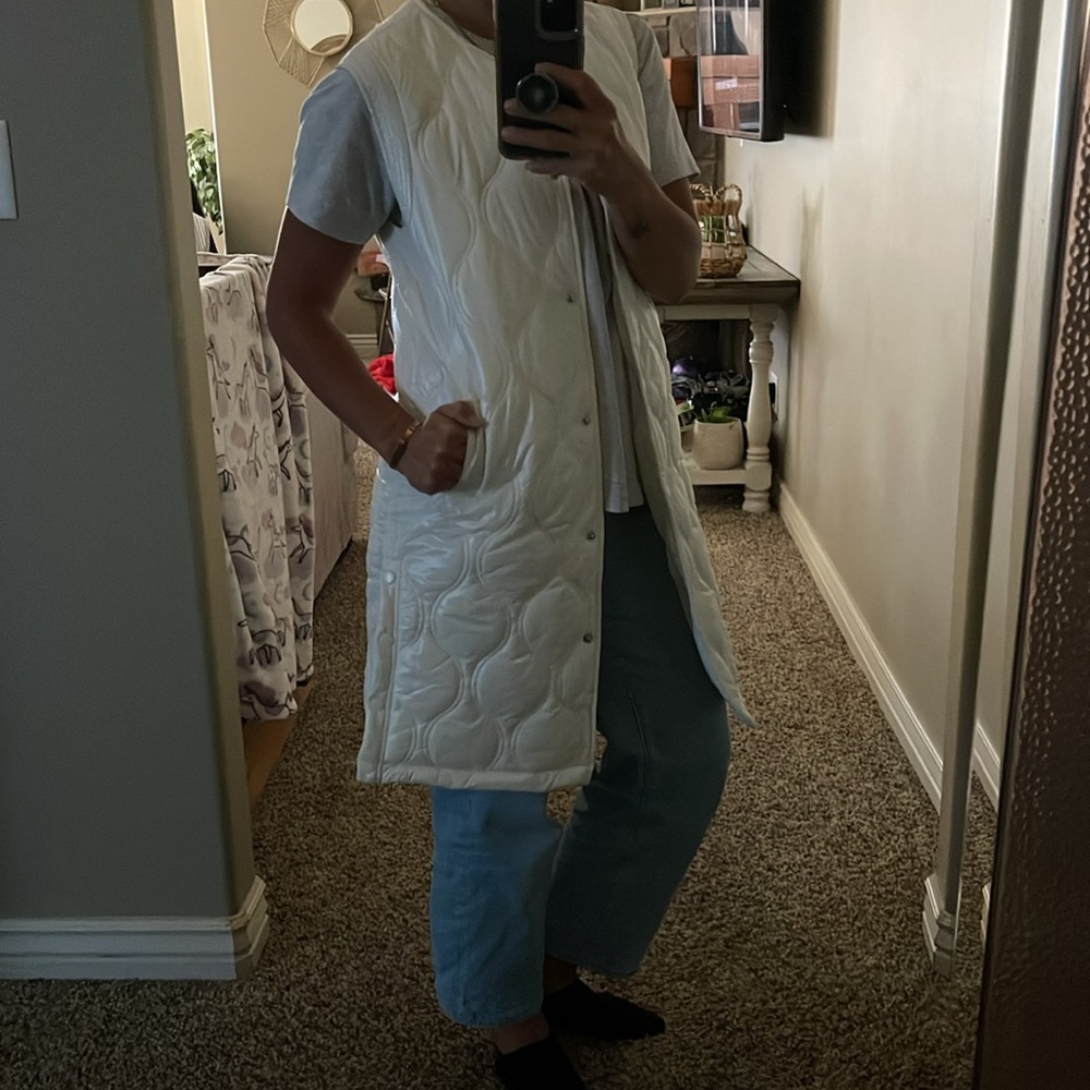 Joie Long White Sleeveless Puffer Vest, lightweight and quilted w/Pockets. - Picture 10 of 10
